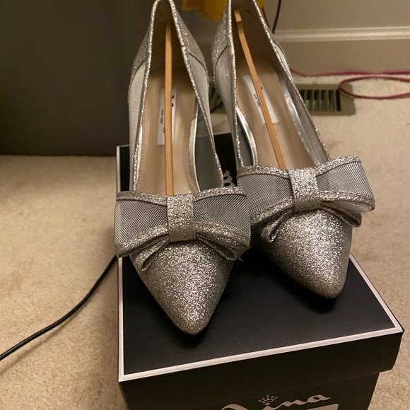 Glittery silver kitten heeled dress pump. - Picture 3 of 7